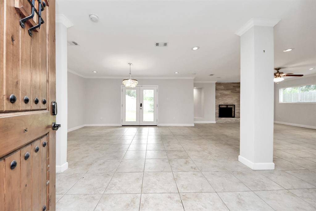 Spacious Entrance
