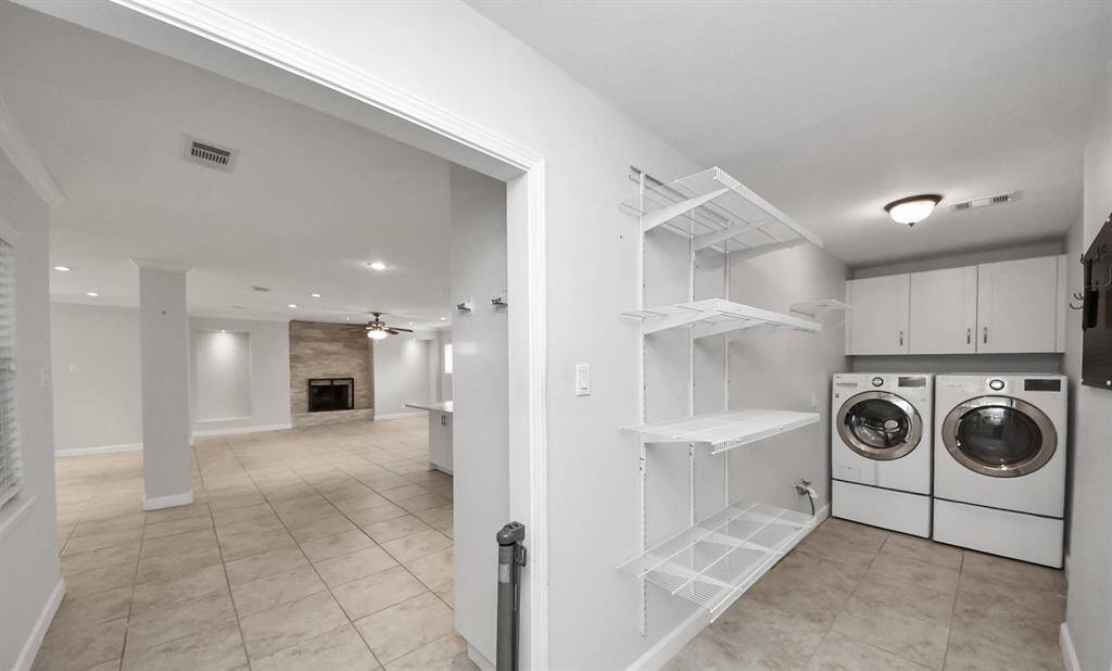 Laundry room with plenty of storage