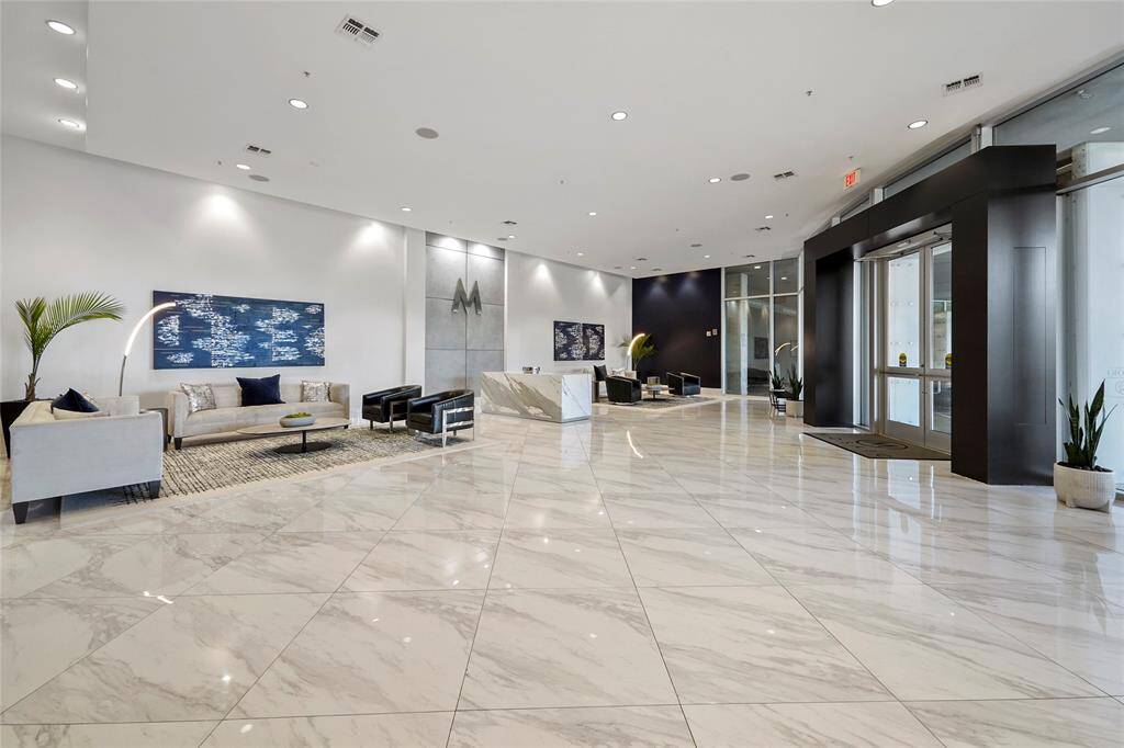 Building entrance & Conceirge