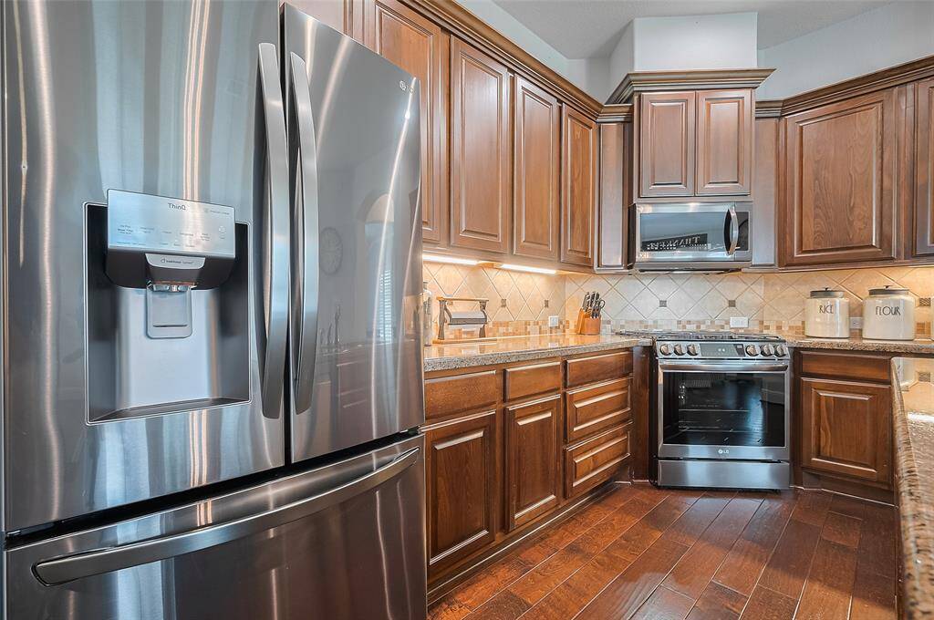 These matching appliances are just a few years old.