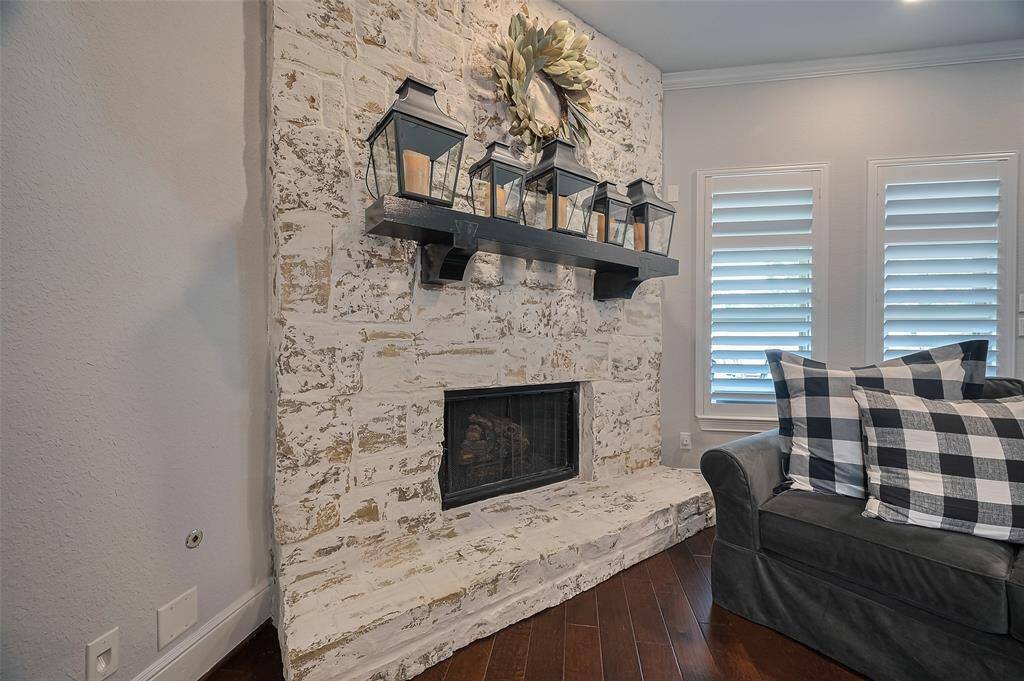 Take a look at this gorgeous floor to ceiling gas fireplace.