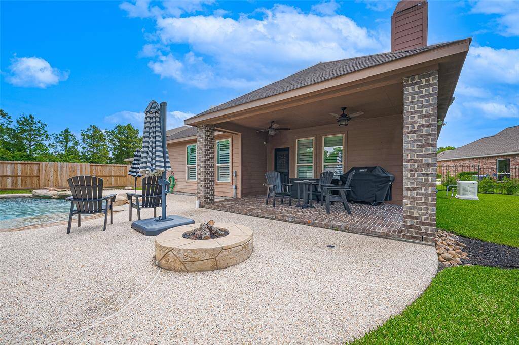 A gas firepit outside! Gather round with some wine or smores on chilly nights.