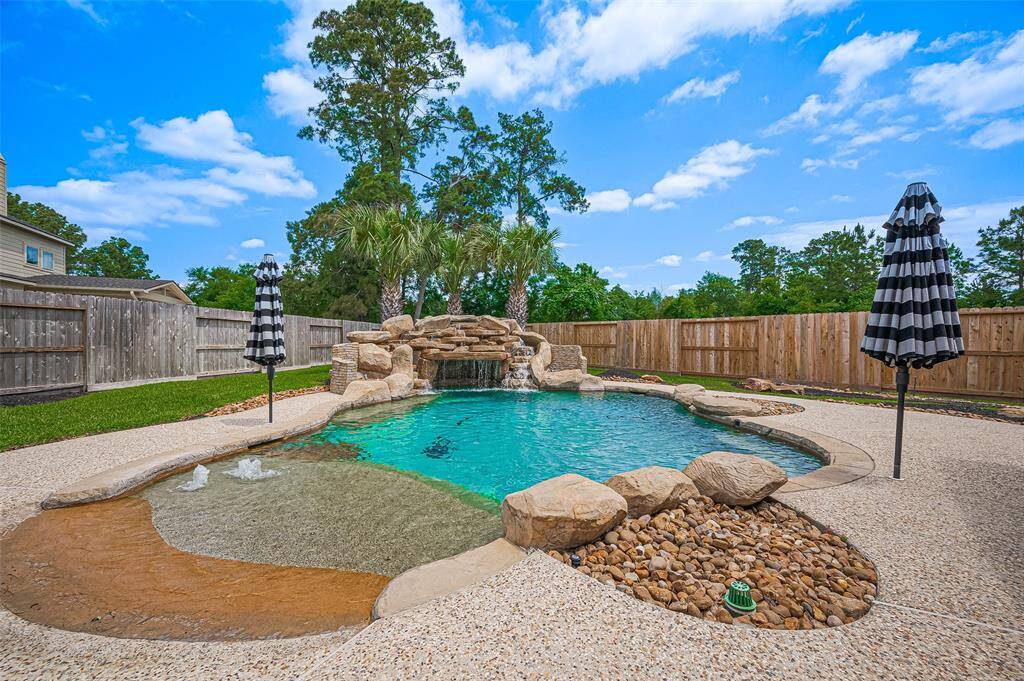 This pool is a MUST SEE. It's an entertainer's dream!