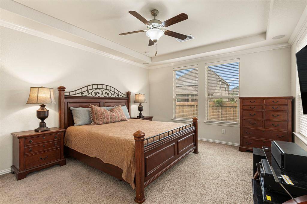 Spacious primary bedroom with en-suite bathroom.
