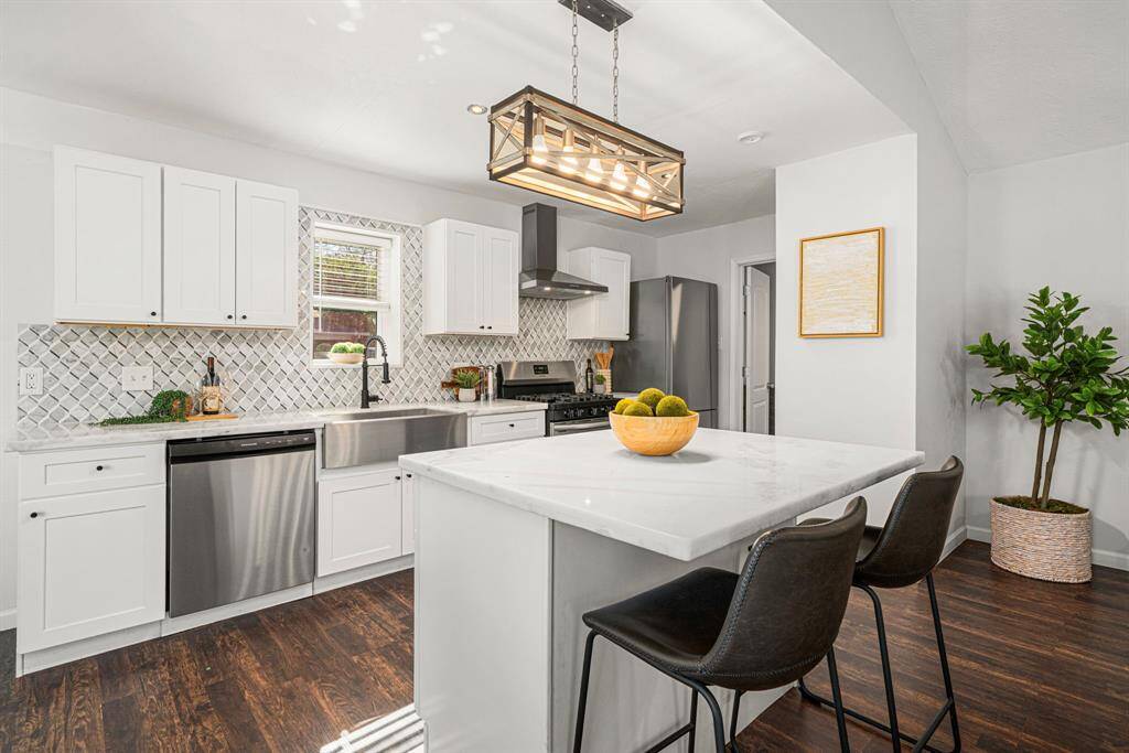 Light and bright kitchen complete with gorgeous island