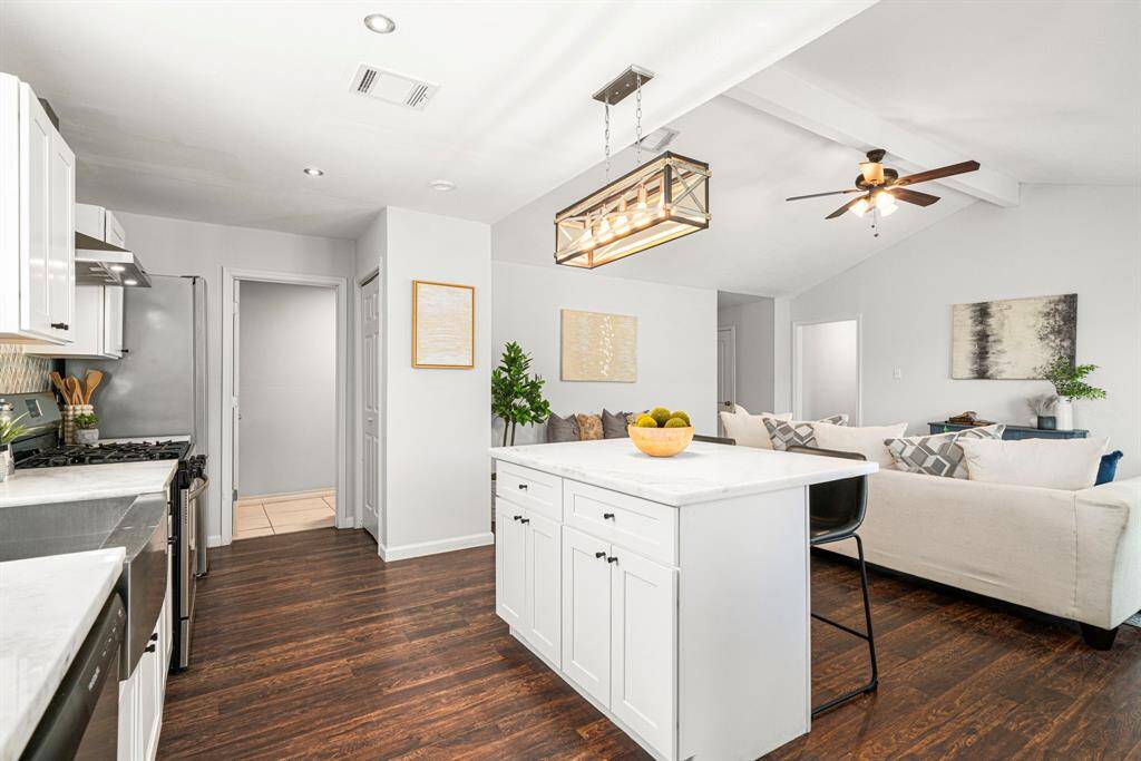 Opposite view of this gorgeous kitchen