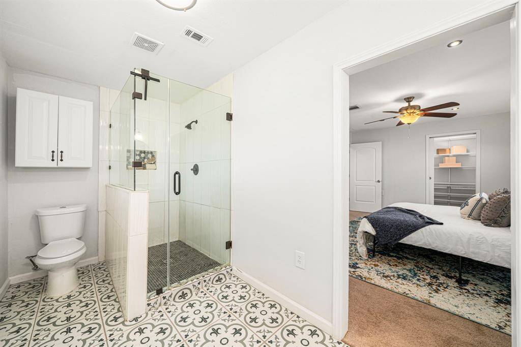 En suite bathroom with gorgeous shower