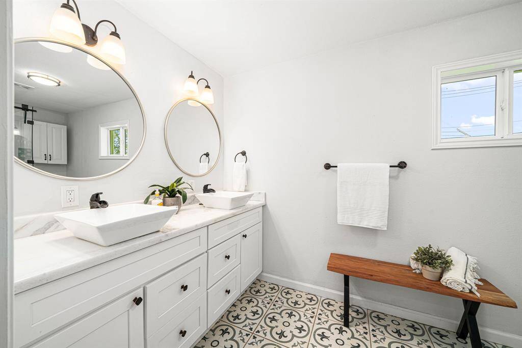 Dual vanity that takes your breath away