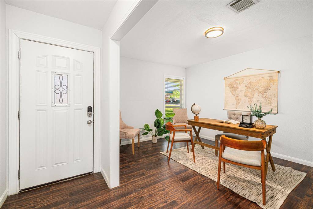 Formal dining perfect for get togethers and entertaining