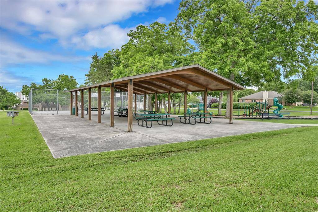 You’ll enjoy Cape Conroe’s pavilion, basketball court, and playground.
