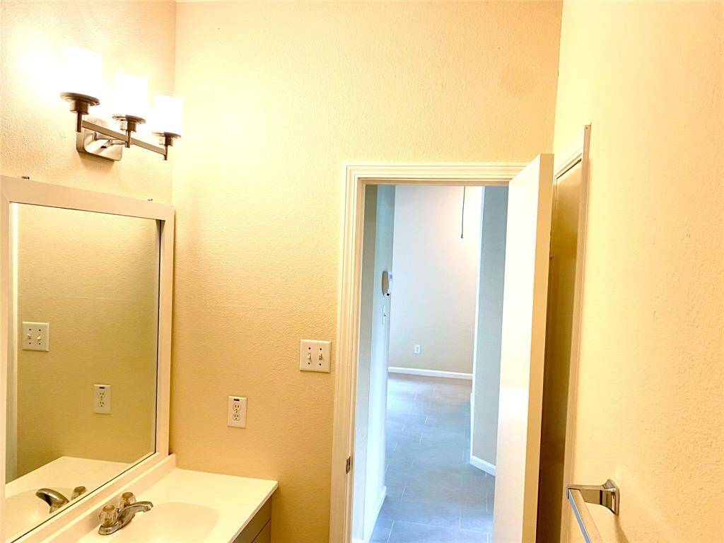Pleasant, neutral color scheme in baths