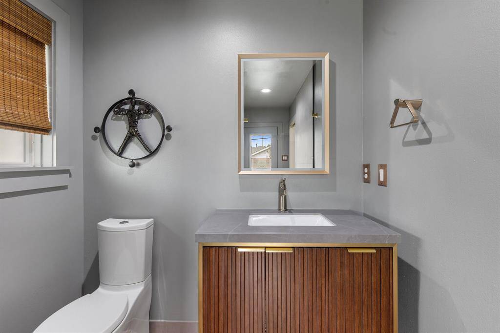 The mid-century styling of the primary bath fits perfectly.