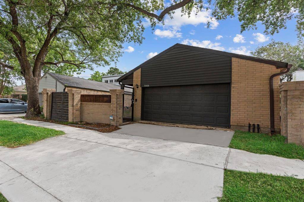 Located on a quiet cul-de-sac street close to China town, Sugar Land, Westpark toll, 59 and Beltway! Minutes from shopping centers and more! Totally fenced one story ranch home!