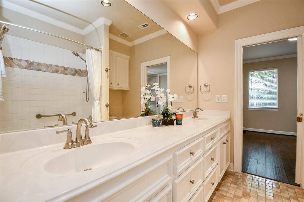 Jack-n-jill bath