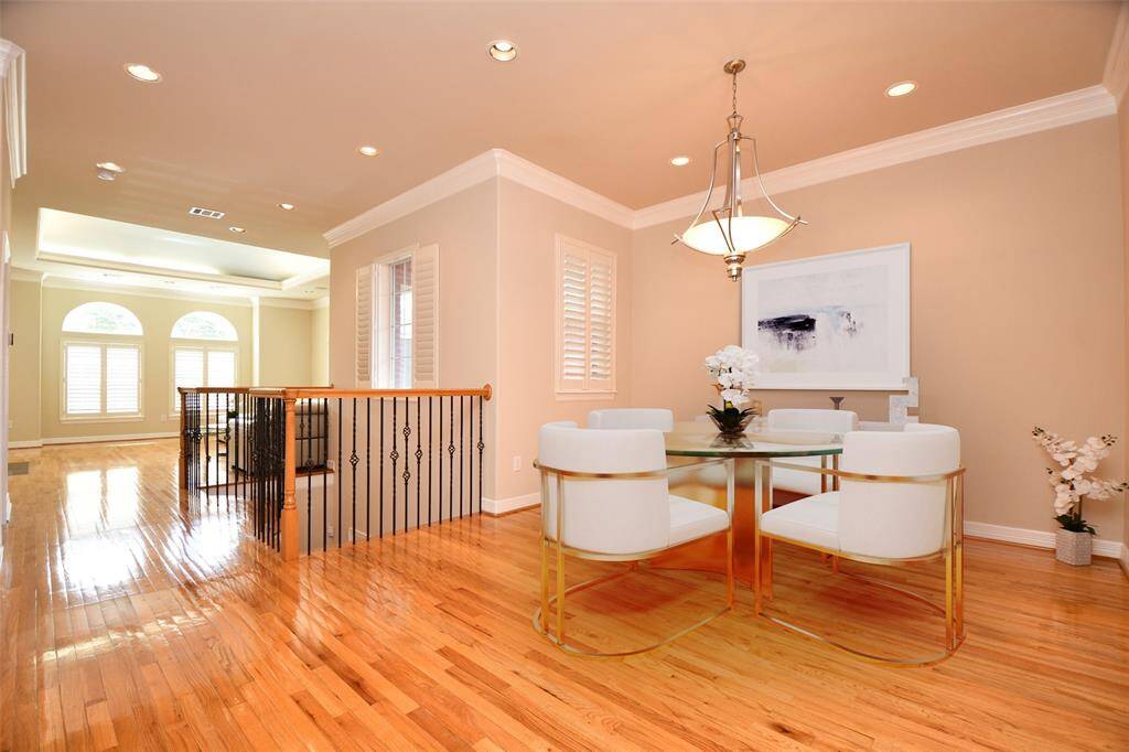 Spacious and open dining area with virtually staged