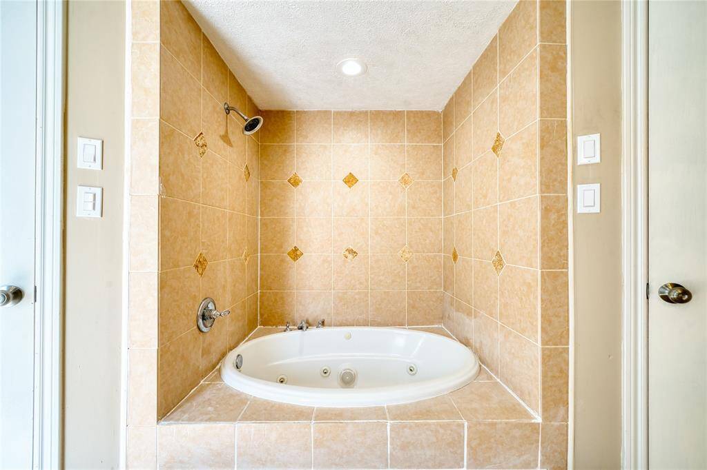 Primary Bathroom with jacuzzi shower combo