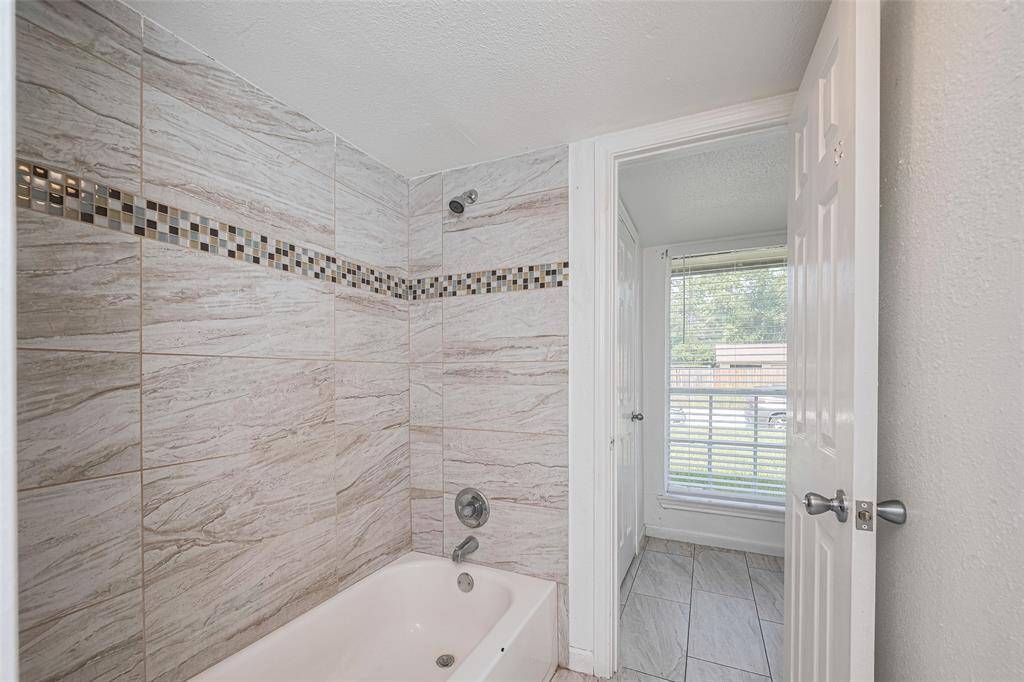 Well kept full bathroom.