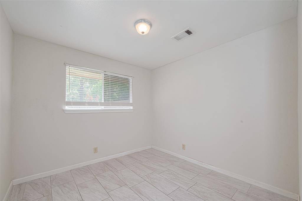 View of the secondary bedroom, suited for friends, family or a home office.