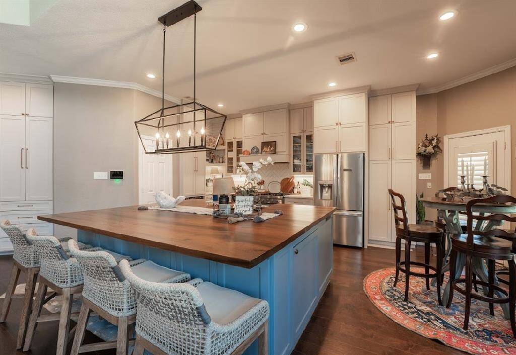 This island offers plenty of space for eating as well as your breakfast area.