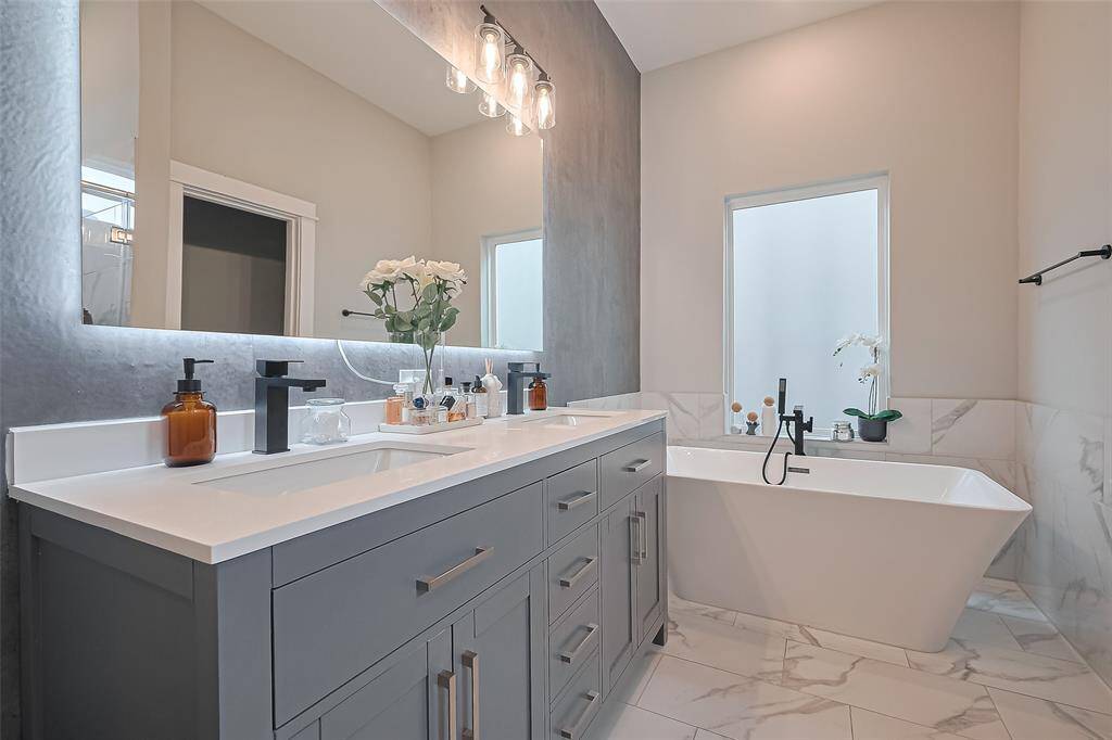 Primary bath with upgraded LED mirror