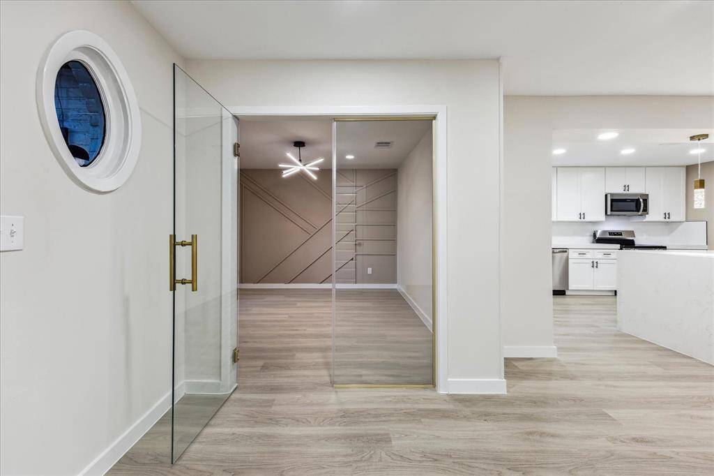 Perfect Home Office offers stylish features and statement accent pieces