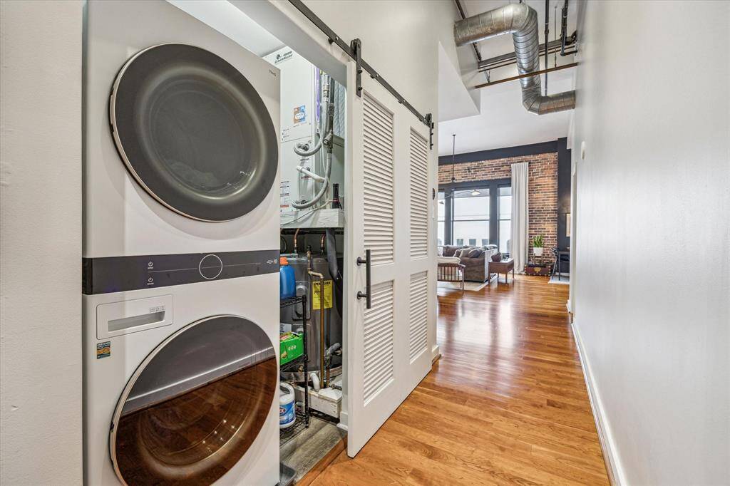 Washr & dryer closet.