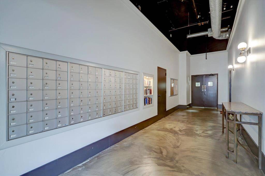 Mail reception area (with mini-Library).