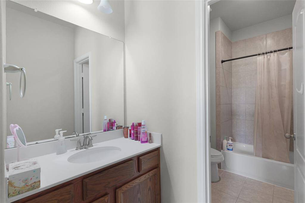 jack and jill bathroom