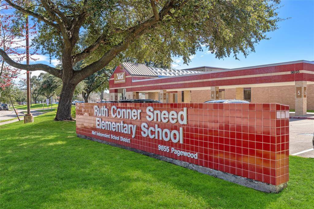 Located near Ruth Conner Sneed Elementary, this townhome offers easy access to a great neighborhood school—perfect for families seeking convenience and community!