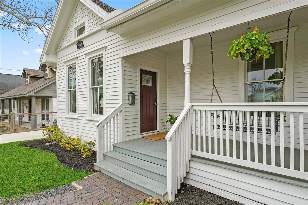 Picture perfect Heights home, welcome to 1014 Kern Street!