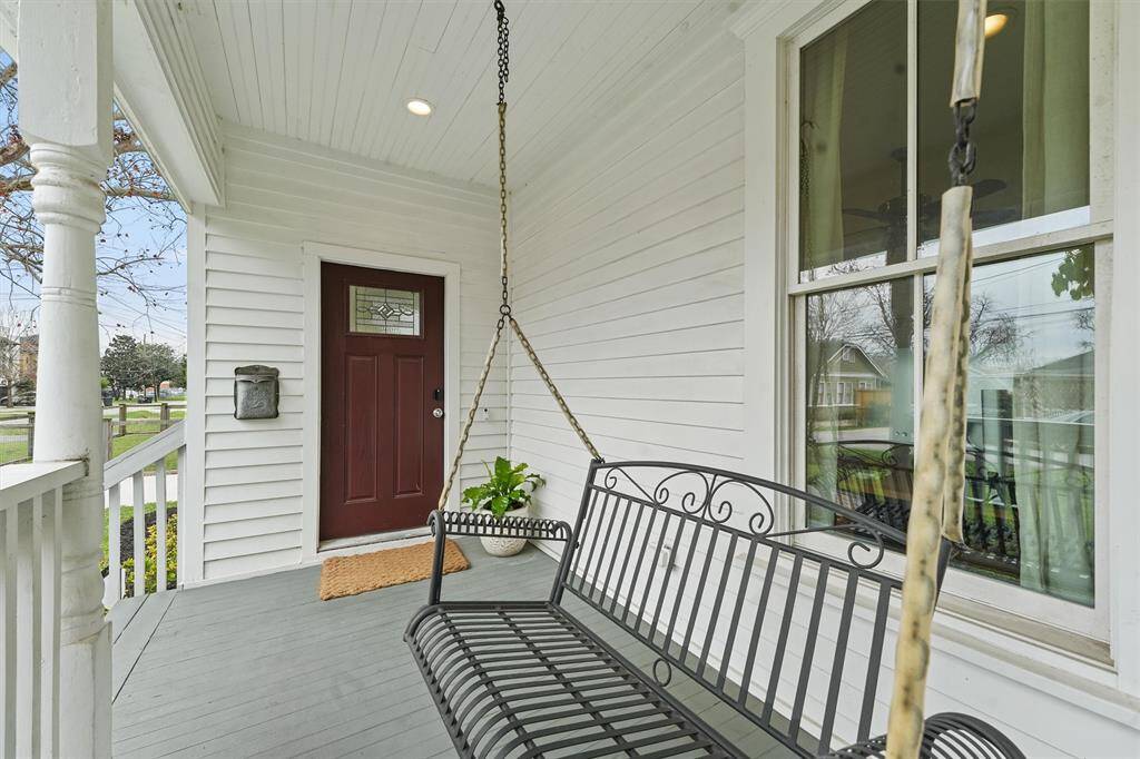 Inviting front porch, great for enjoying early morning coffee or evening cocktails.