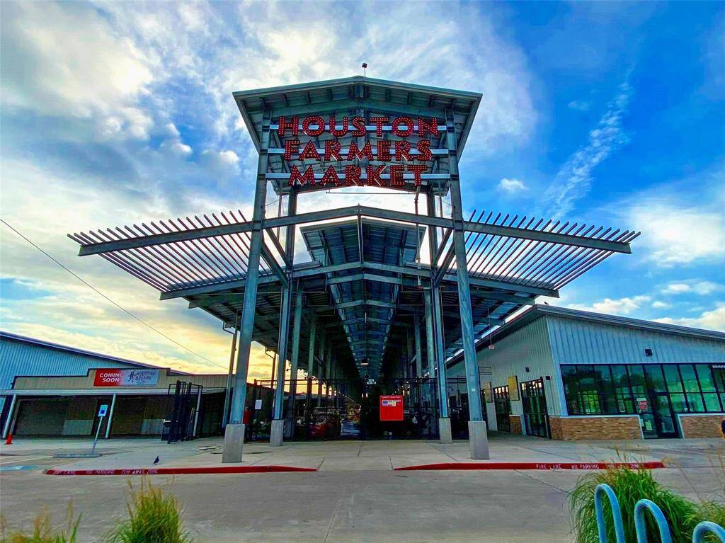 Walkable to farmer's market and nearby coffee shops and so many restaurants!