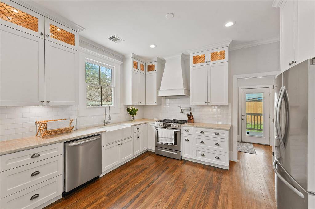 Gorgeous chef's kitchen with everything you need for preparing meals and entertaining.