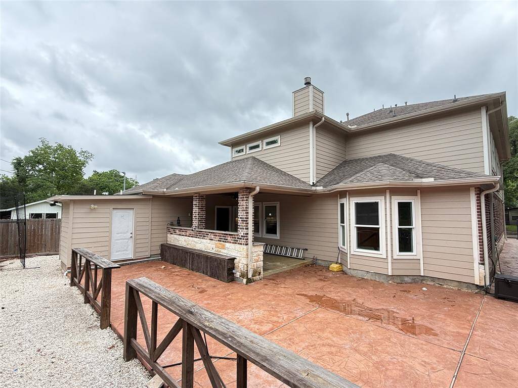 This photo shows a spacious wooden deck with a circular above-ground pool. The area is surrounded by a wooden fence, offering privacy and a natural backdrop of trees. Ideal for outdoor relaxation and entertainment.