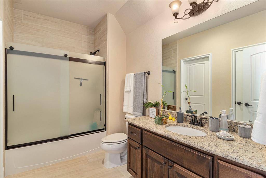 Conveniently located adjacent to the room, this full bathroom includes top finishes such as ceramic tiles, an ample vanity and elegant fixtures.