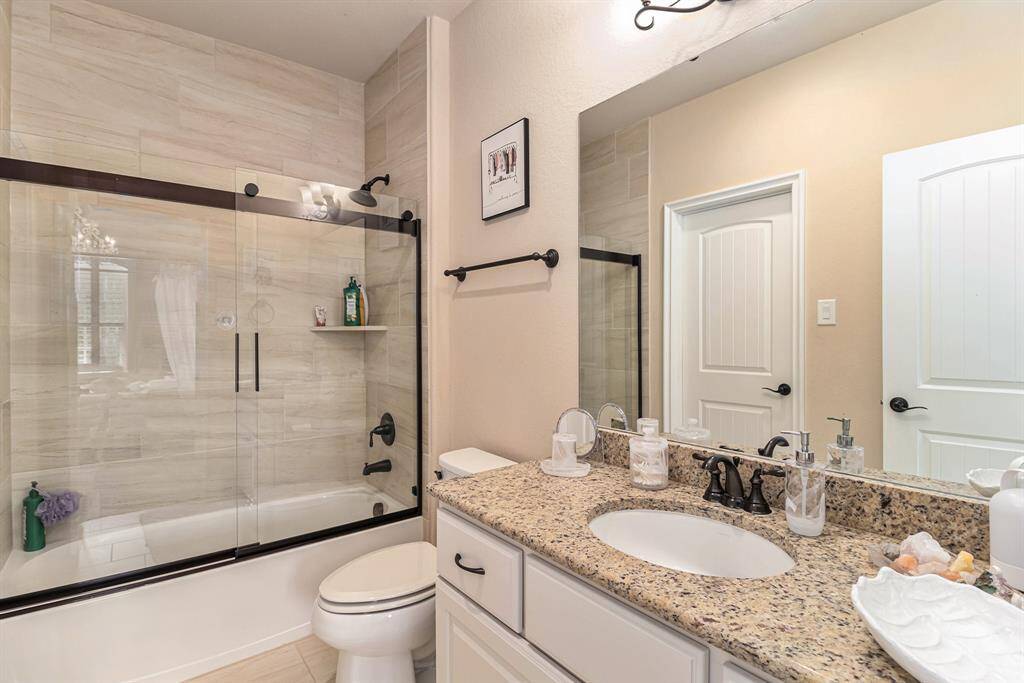 Conveniently located adjacent to the room, this full bathroom includes top finishes such as ceramic tiles, an ample vanity and elegant fixtures.