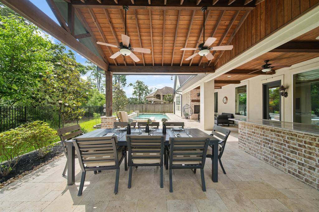 Gather in the outdoor dining experience, whether it's a causal brunch or a candlelit dinner, this space is both elegant and relaxed.