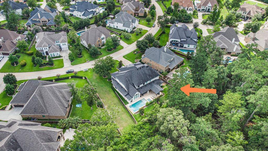Discover luxury living in this beautiful serene and private retreat.