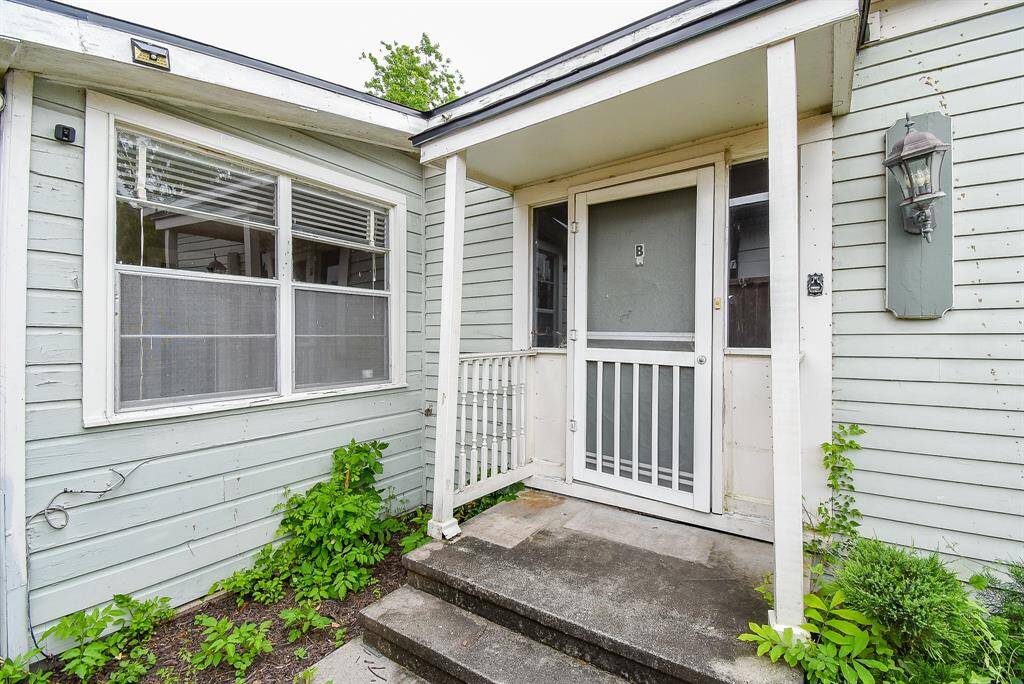 Private entrance to Unit B