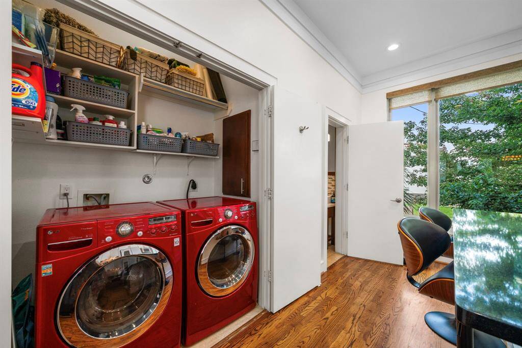 Washer/dryer stays