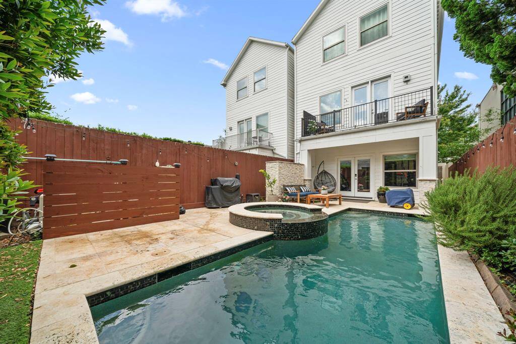 Pool maintenance is included in the lease price. Plenty of space to entertain.