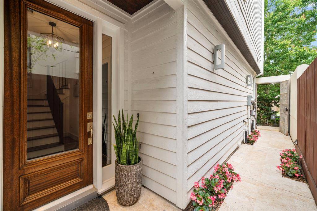 Tiled entryway with a covered front door entrance.