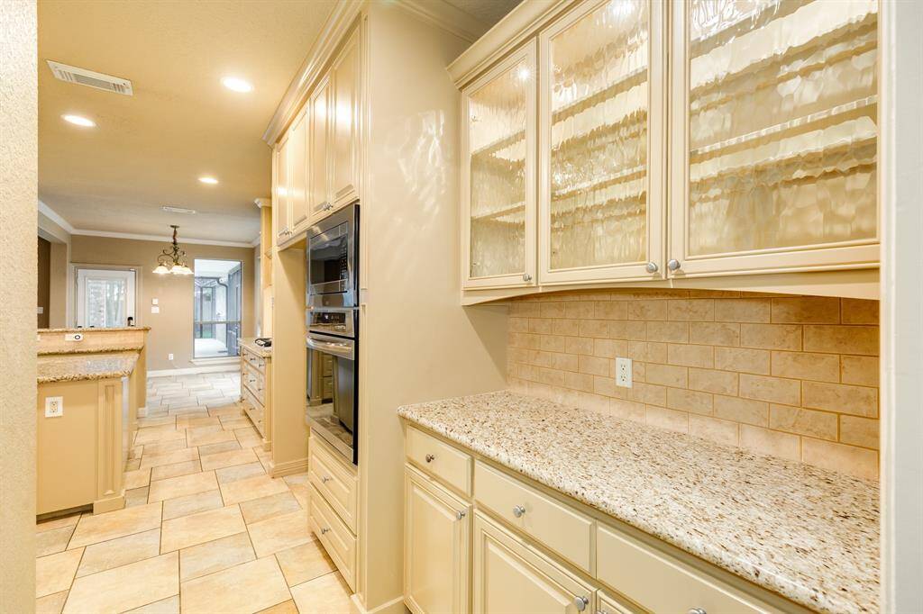 Enjoy the wine/coffee bar accompanied by textured glass making it the perfect spot to showcase all of your favorite dishes.