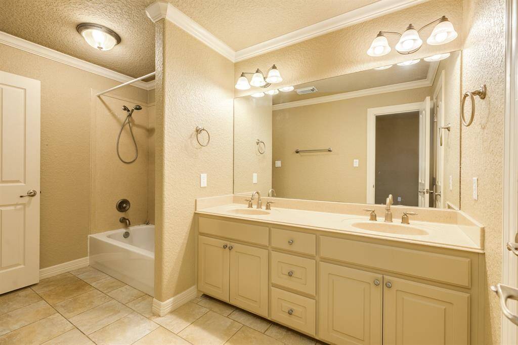 Dual vanities and shower tub combo in the upstairs bathroom.