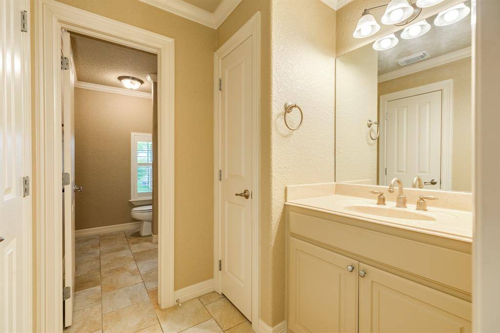 Second full bathroom upstairs.
