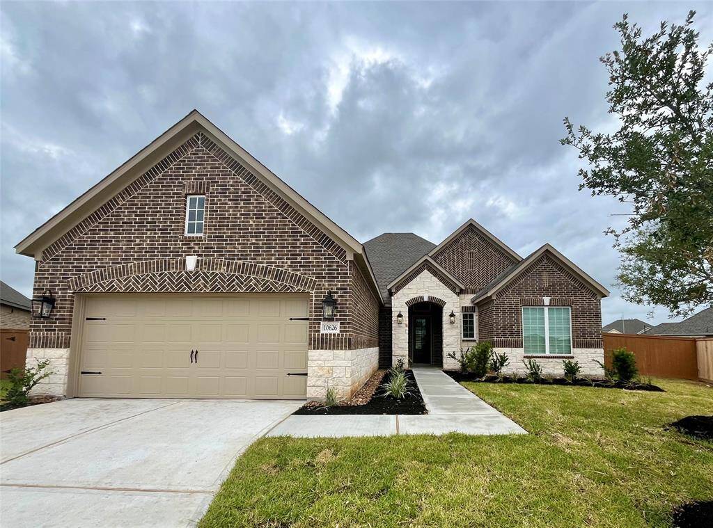 This 3 bedrooms, 2 baths and a flex room off the foyer providing the whole family with spaces for both work and play.