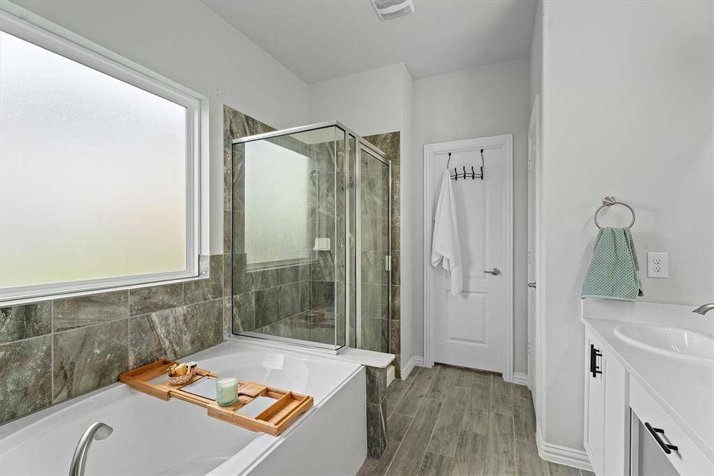 Spa Like Tub and Separate Shower