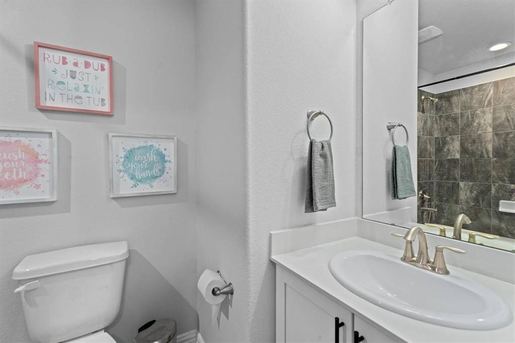 Upstairs Ensuite Bath