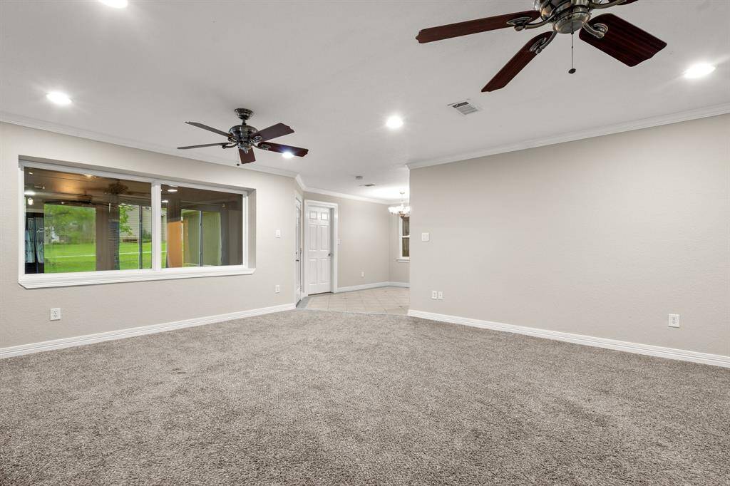 Living room with view to the breakfast area