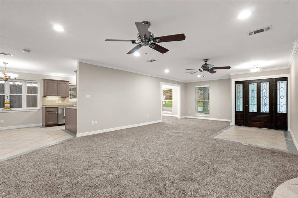 Great floorplan for entertaining!